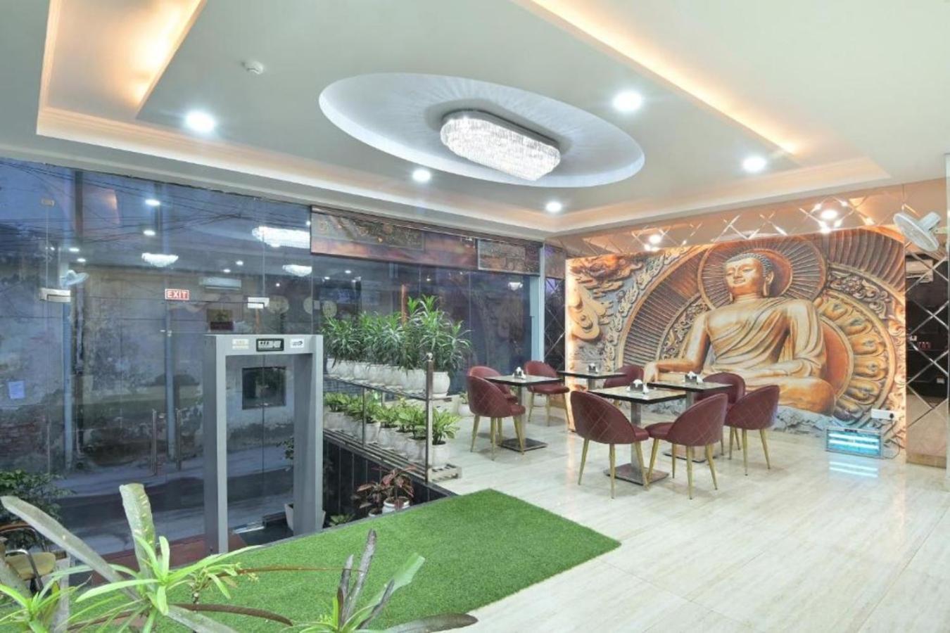 Hotel Castle Blue New Delhi Near Igi Airport Exterior foto
