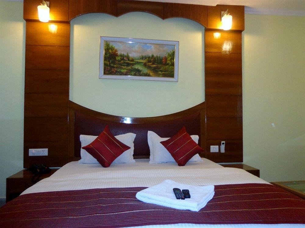 Hotel Castle Blue New Delhi Near Igi Airport Exterior foto
