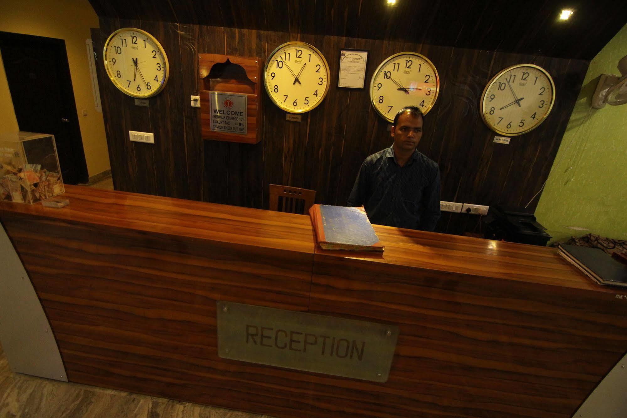 Hotel Castle Blue New Delhi Near Igi Airport Exterior foto